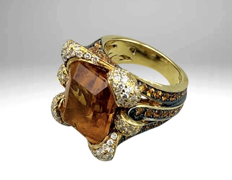 Ring Gold 18kt. Besetzt mit achteckigen Citrin erhöht mit Citrinen und Diamanten